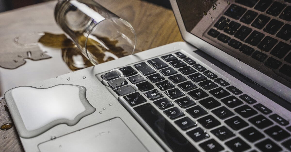 Nguyên nhân MacBook bị vô nước và cách xử lý cần thực hiện ngay