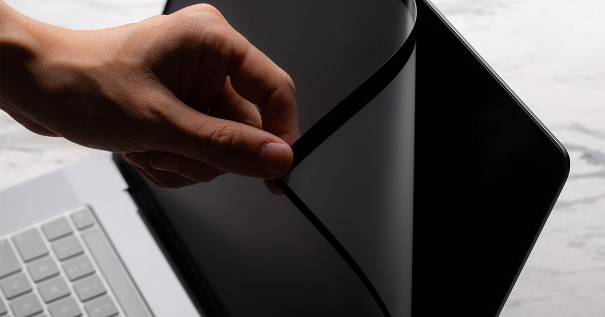 Có nên dán màn hình MacBook hay không? Lợi ích khi dán màn hình